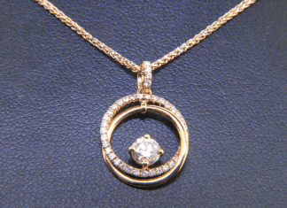 Engraved ring necklace – casual and elegant in one