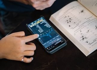 WANT TO DRINK WINE LIKE A SOMMELIER? HERE’S HOW.